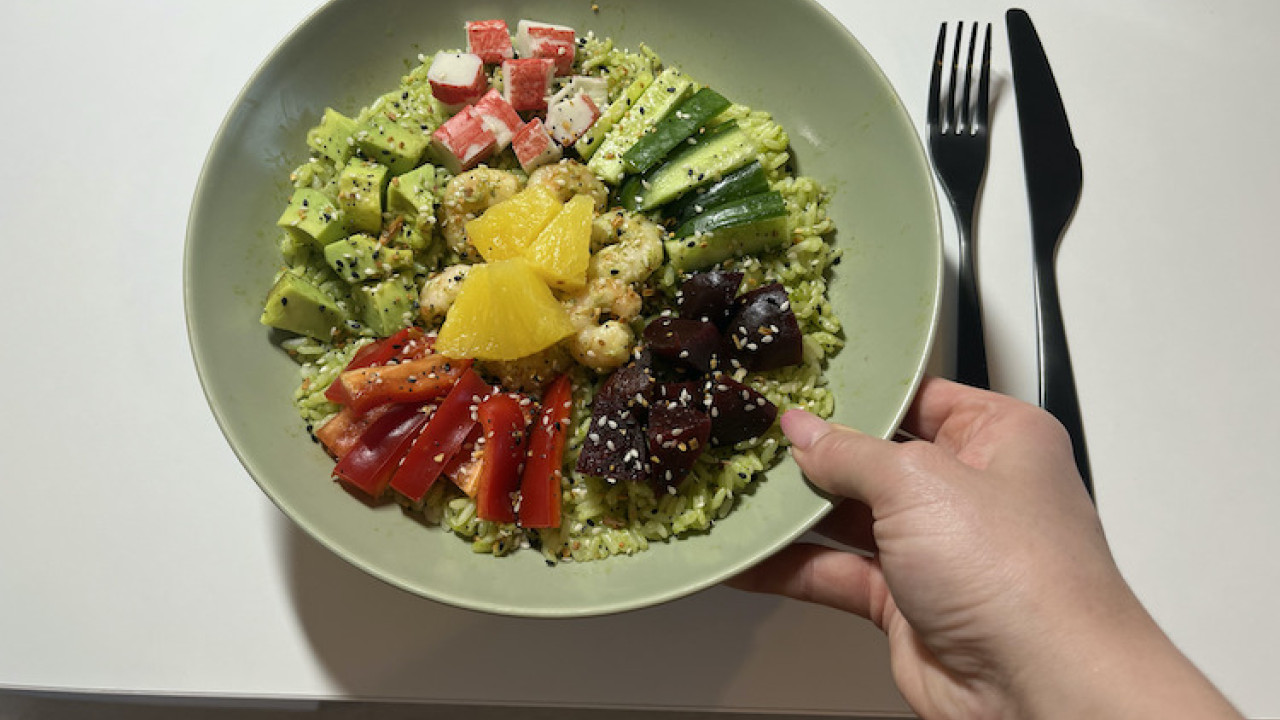 Poké bowl s medvedím cesnakom a krevetami: Hlavná fotka 3