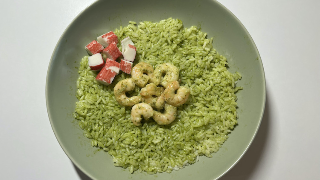 Poké bowl s medvedím cesnakom a krevetami: Krok 6