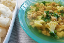 Karfiolová polievka s hráškom a krupicovými haluškami