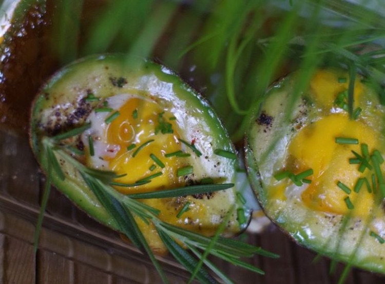 Výborné avokádo s vajíčkom, RECEPT na skvelé raňajky či ľahkú večeru