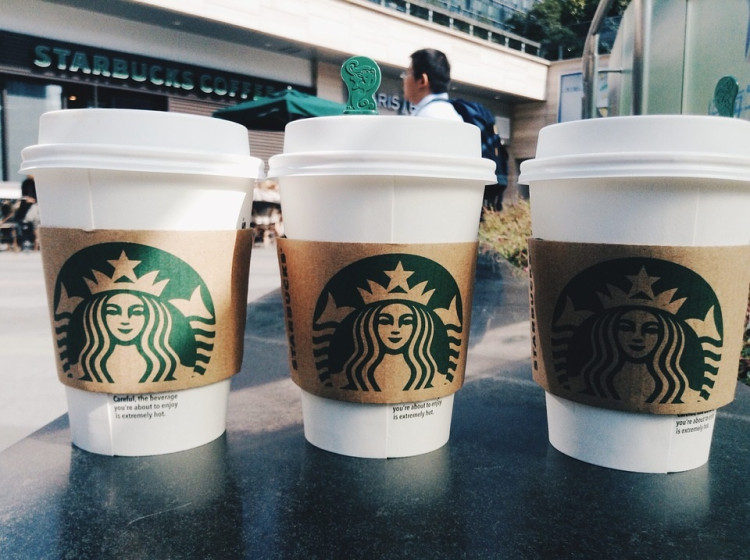 Najlacnejšia káva zo Starbucksu stojí na Slovensku takmer dve eurá
