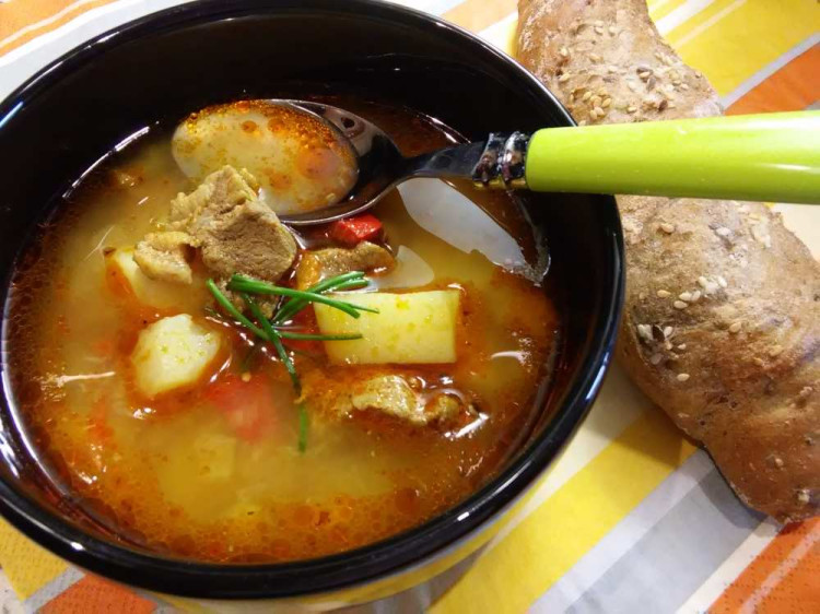 Výborný guláš so zemiakmi – tradičný slovenský recept
