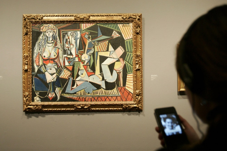 Žena poškodila poškodila obrazy svetoznámych maliarov, robila si selfie