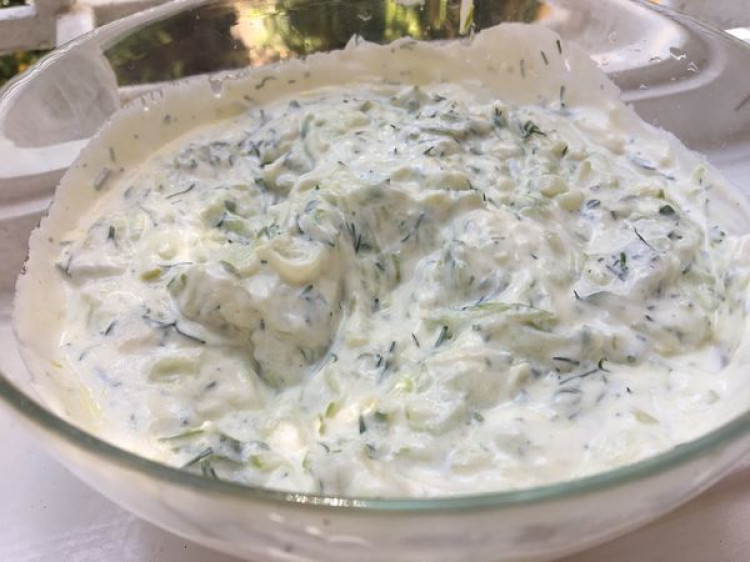 Tradičné grécke tzatziki: rýchly a jednoduchý 100-ročný recept