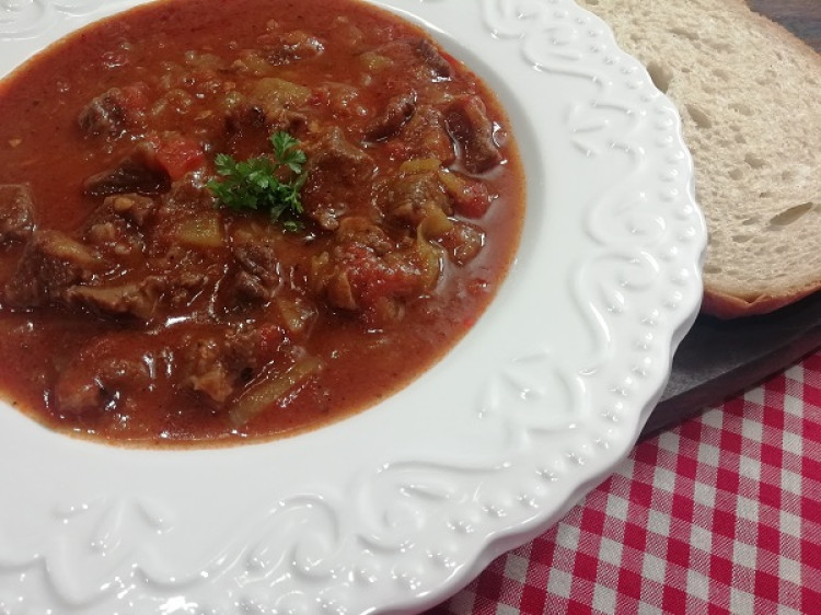 Najlepší maďarský guláš: Tradičný recept krok za krokom | Ženy v meste