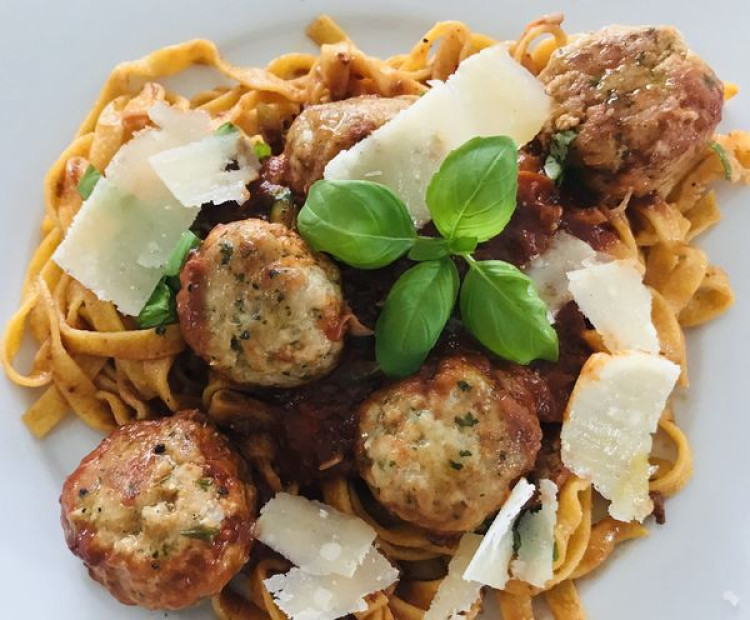Skvelé teľacie guľky s paradajkovou omáčkou a tagliatelle, overený RECEPT