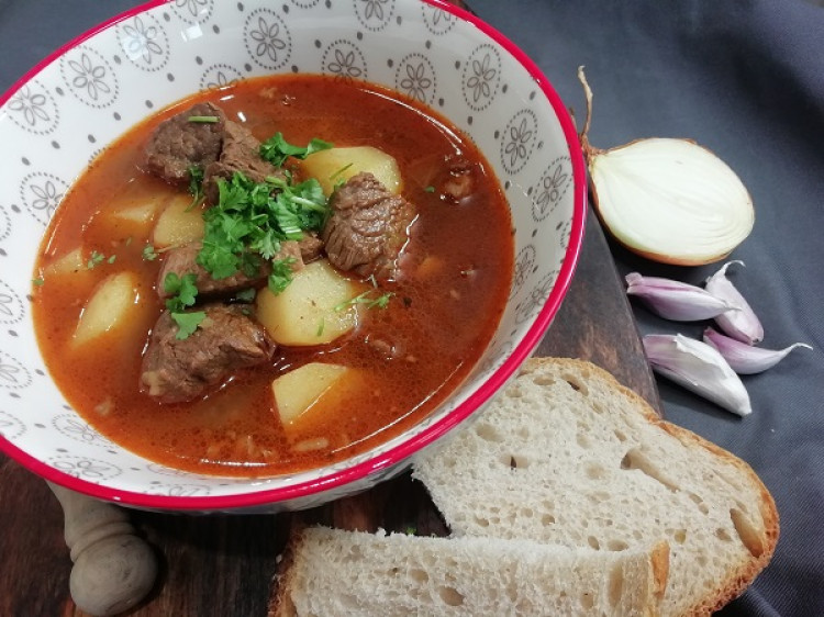 Tradičný kotlíkový guláš – Rýchly recept pre každého, hotový za 80 minút
