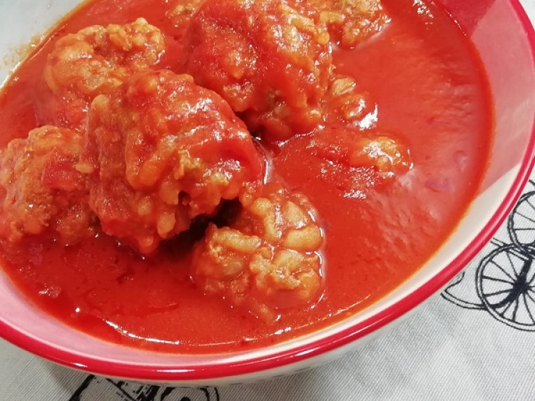 Najlepšie mäsové guľky v paradajkovej omáčke – Rýchly a chutný recept