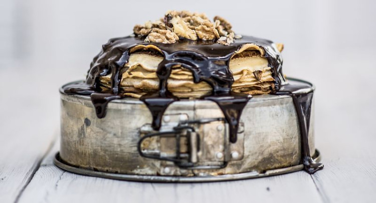 Vychutnajte si palacinky štýlovo. Urobte si orechovú palacinkovú tortu