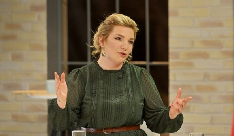Stand-up komička Simona Salátová porodila dcérku