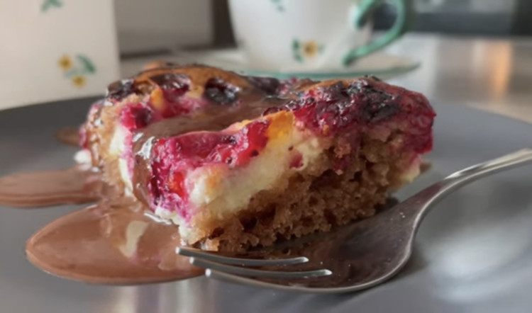 Tvarohový koláč s ovocím, najlepší hrnčekový recept