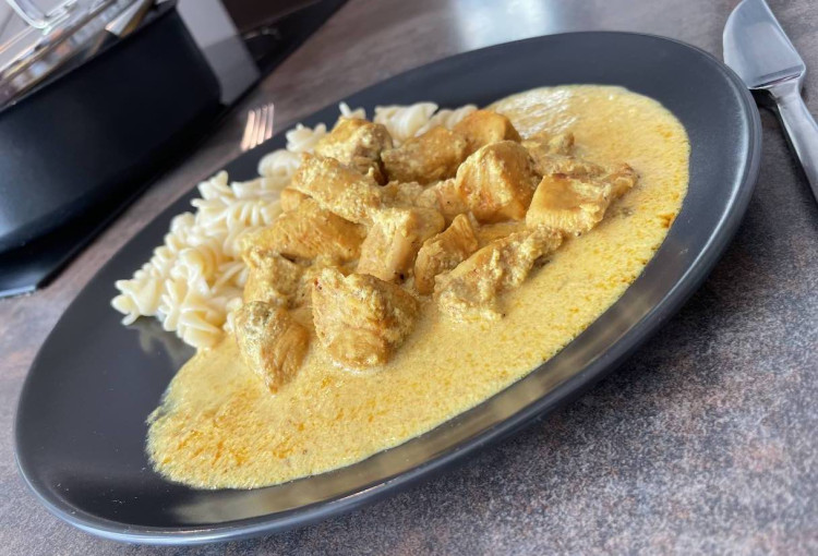 Vynikajúci pravý kurací perkelt so smotanou a haluškami - rýchly recept do 40 minút