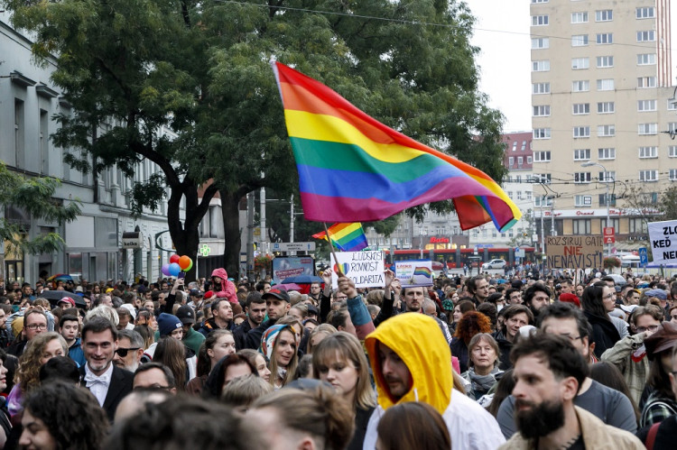 LGBTI+ ľudia na Slovensku žijú v strachu, ohrození a bez práv. Sedem z desiatich premýšľa o odchode