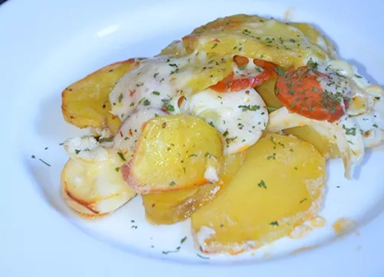 Zapekané francúzske zemiaky, šťavnatý recept so smotanou a syrom