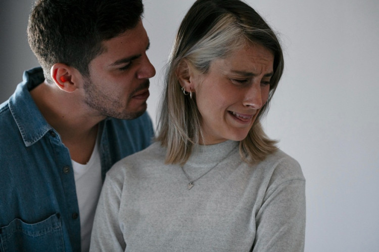 Poznáte "coercive control"? Je to kontrola, ktorú si muž vynucuje nad životom partnerky