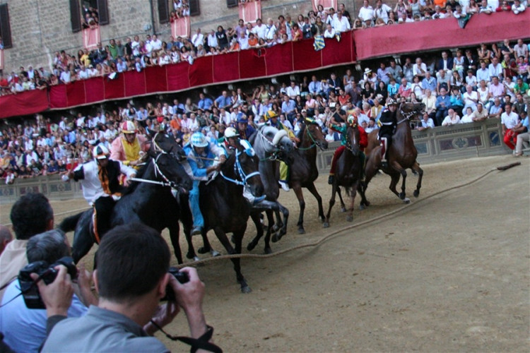 Palio di Siena: Najvzrušujúcejšie dostihy bez pravidiel