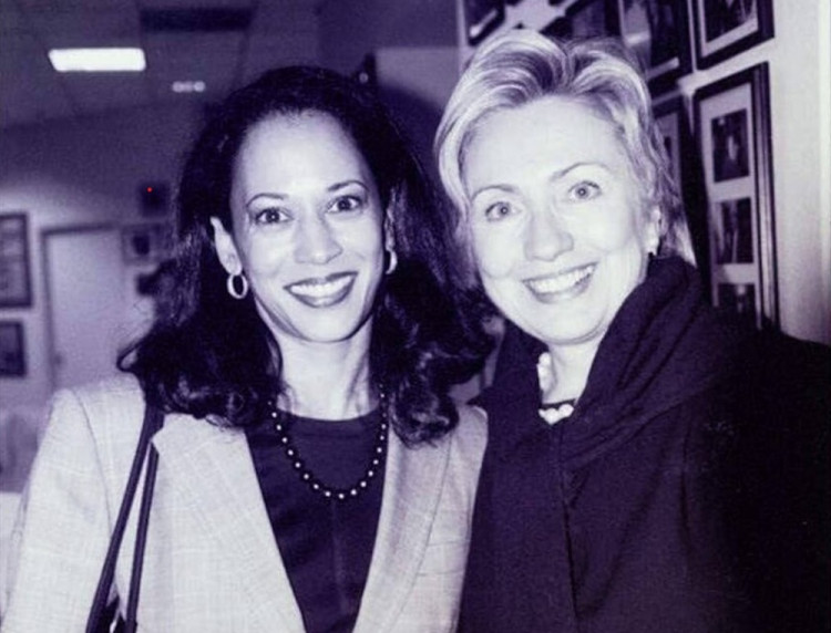 Voľby v USA 2024: Kamala Harrisová robí inú kampaň ako Clintonová. Nerieši, že je žena