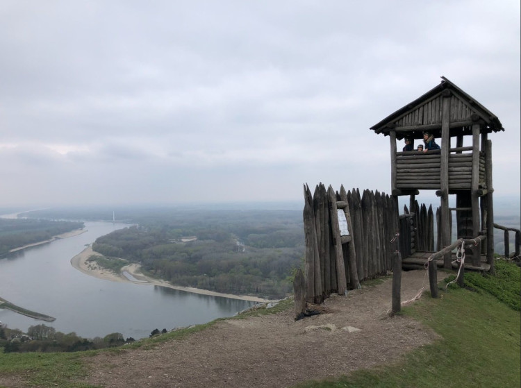 Cyklotrasa Bratislava - Hainburg. Urobte si piknik na vrchu Braunsberg, čaká vás nádherný výhľad