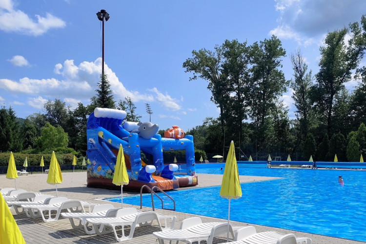 Objavte krásne menšie kúpaliská - od piesočnatých pláži po termálne pramene