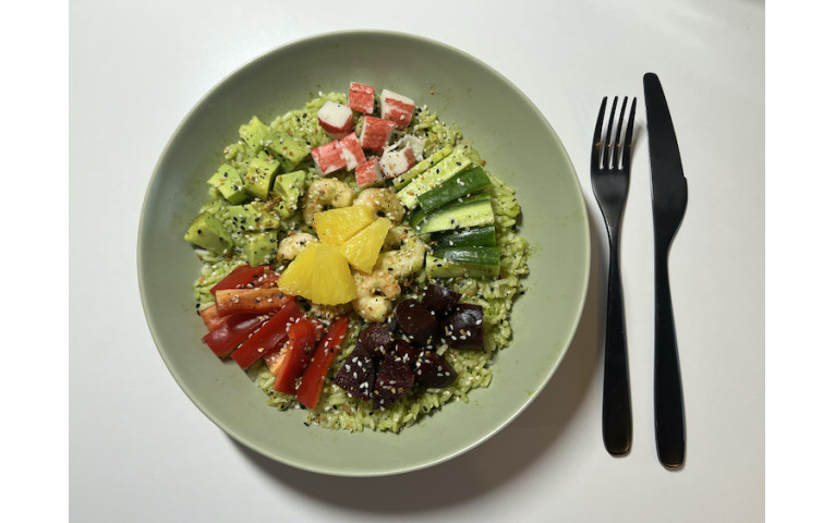 Poké bowl s medvedím cesnakom a krevetami: Hlavná fotka
