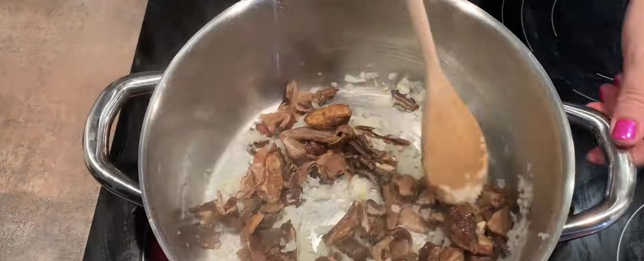 Orestovaná cibuľa a huby