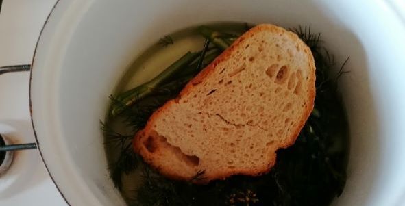 Kôpor a chlieb vo vode pripravené na kvašenie