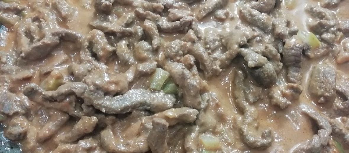 Podávanie hovädzieho stroganova